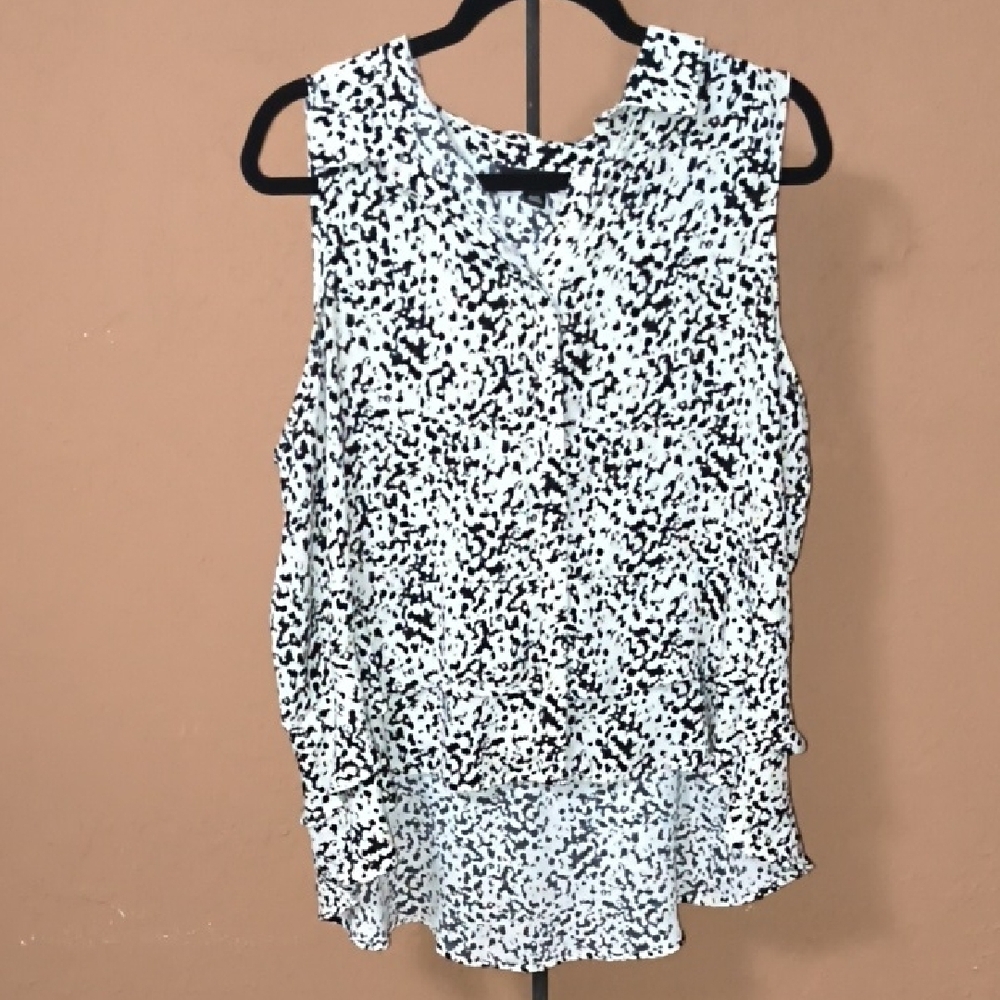 Simply Vera Vera Wang Ruffled Black and White Tank Top with Rounded Neckline